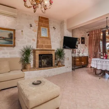 Private Karavia Koukounaria