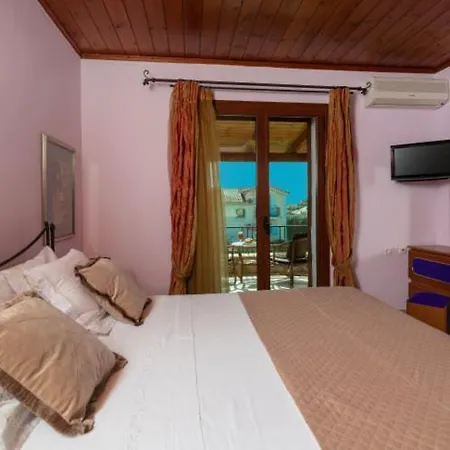 Private Karavia Koukounaria