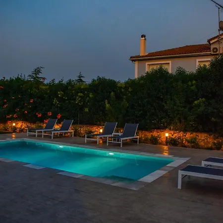 Private Karavia Koukounariá